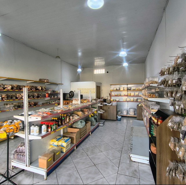 Interior da loja Tudo Tempero em Maringá, com prateleiras de temperos e produtos naturais